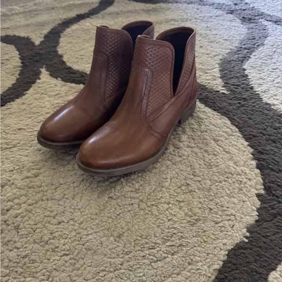 Stylish Brown Leather Ankle Booties - Picture 1 of 5